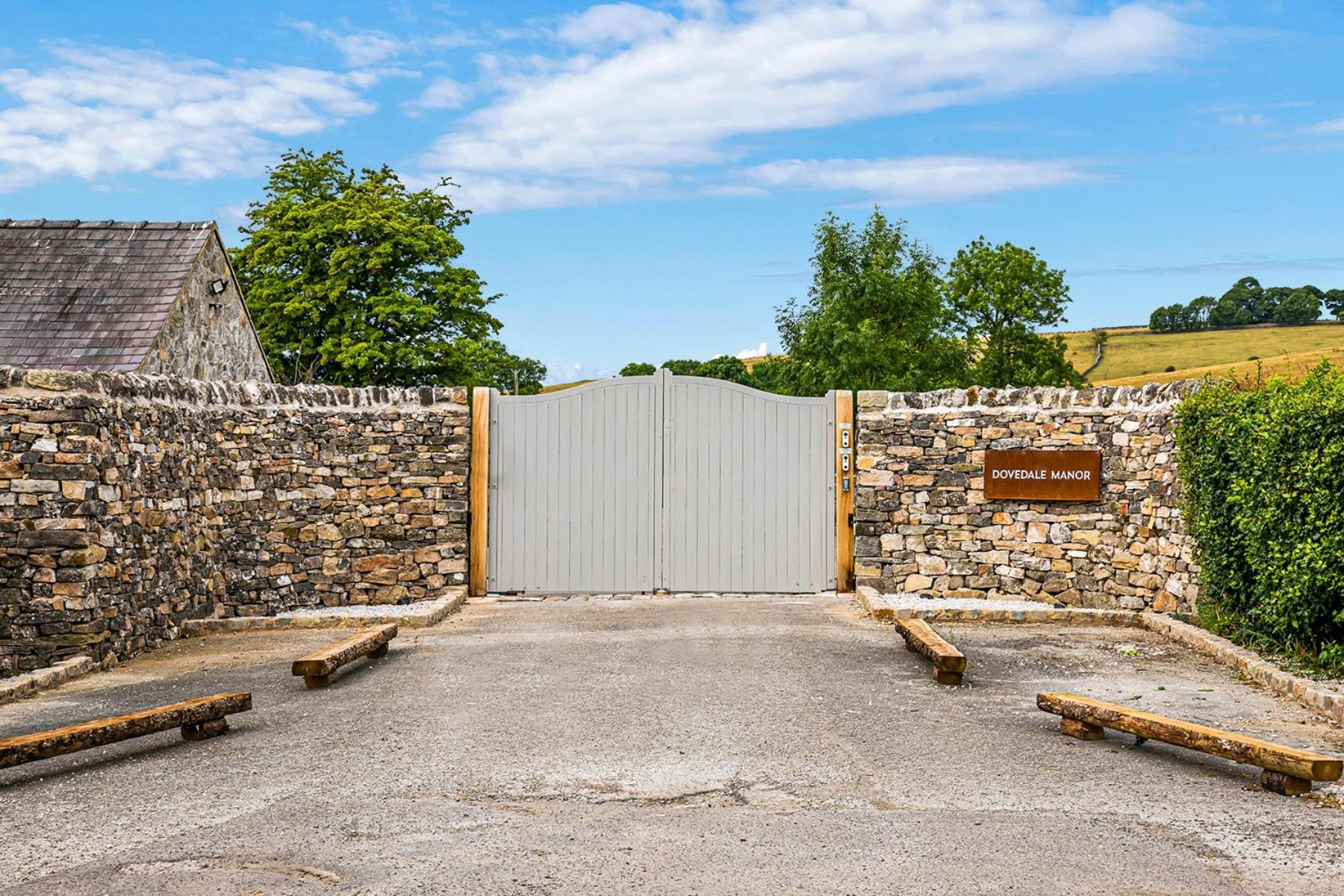 The Coach House At Dovedale Manor *